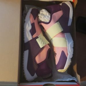 Nike shoes (BRAND NEW)